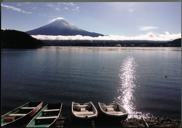 樹海に浮かぶ一直線の雲