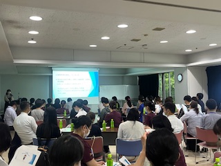会の様子1